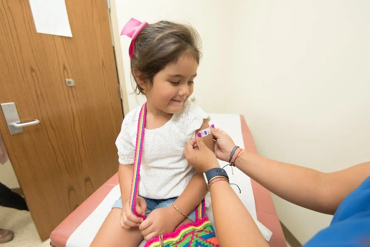 Vaccinations pour les enfants : conseils et prévention pour des voyages sereins