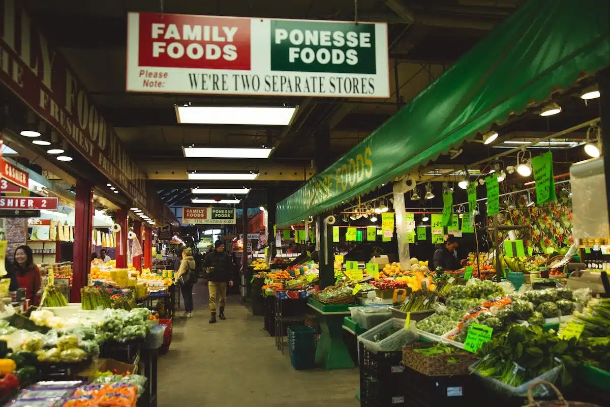 Découvrez la culture locale en visitant les marchés et en rencontrant les habitants