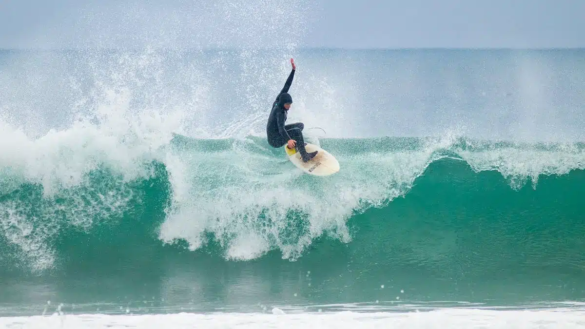 Les spots de surf incontournables à travers le monde