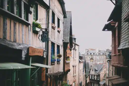 Découvrez les quartiers incontournables pour savourer l’authenticité d’un hébergement local