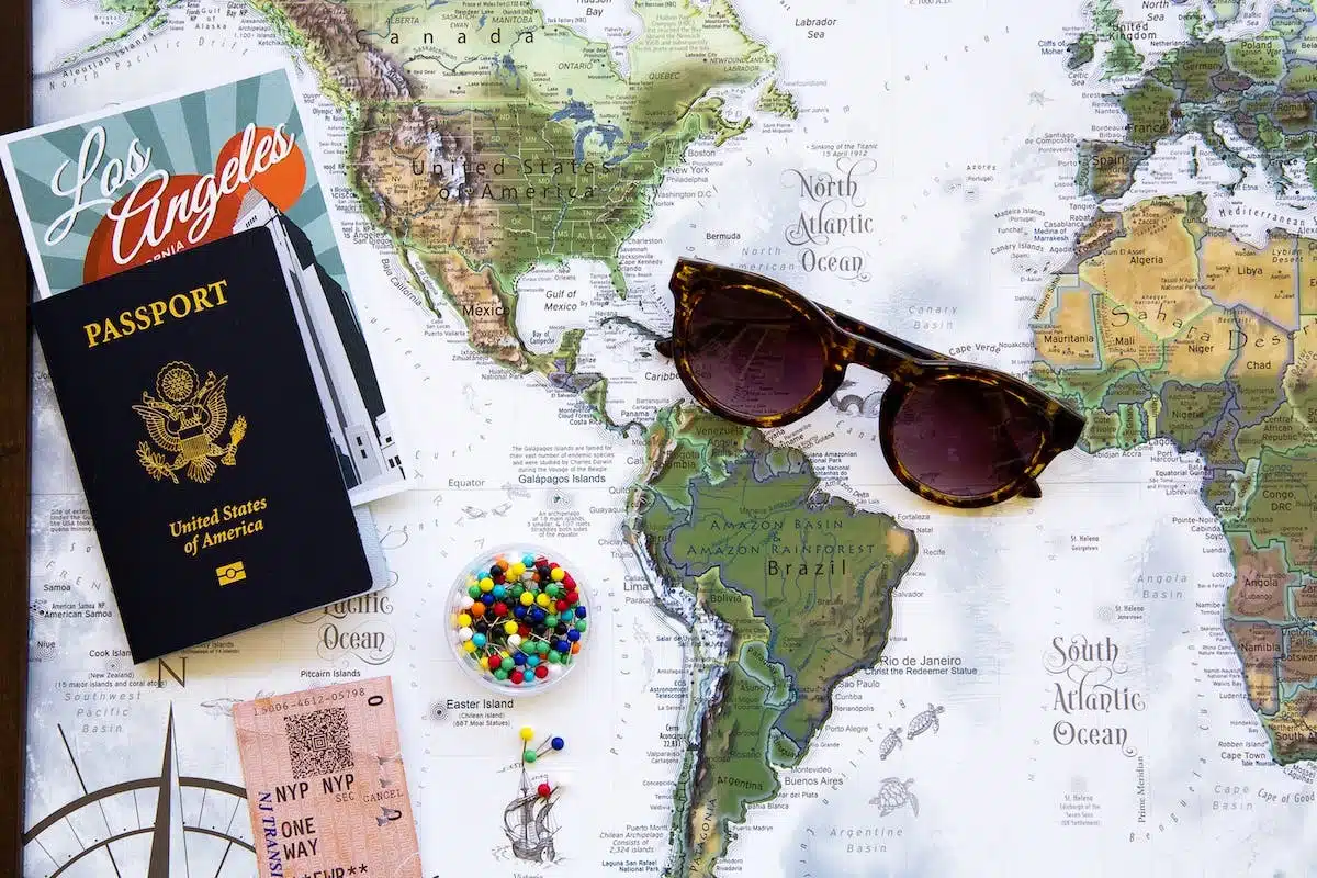 Organiser ses documents administratifs avant un voyage à l’étranger : le guide complet
