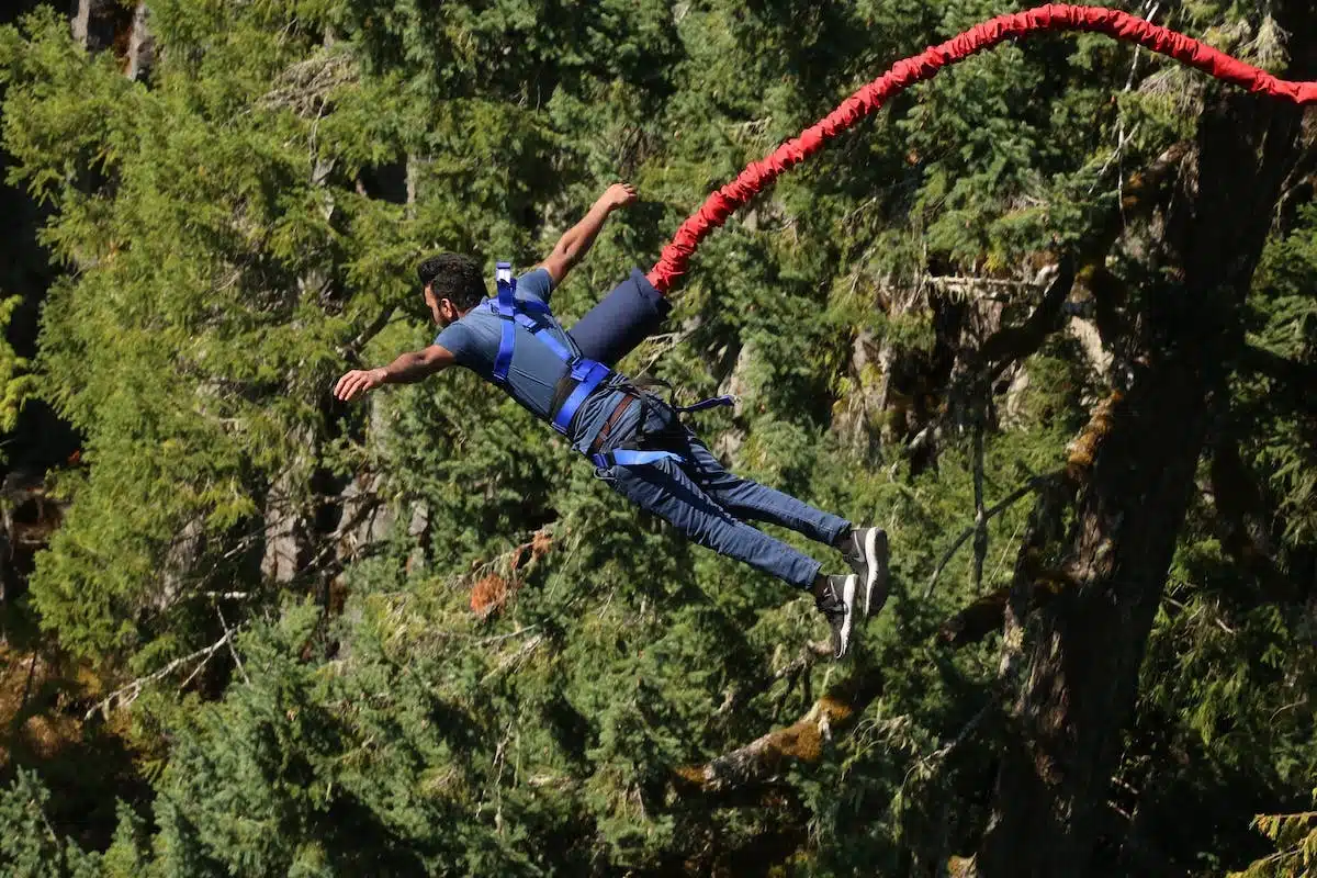 Découvrez les meilleures activités à sensations fortes lors de votre prochain voyage d’aventure