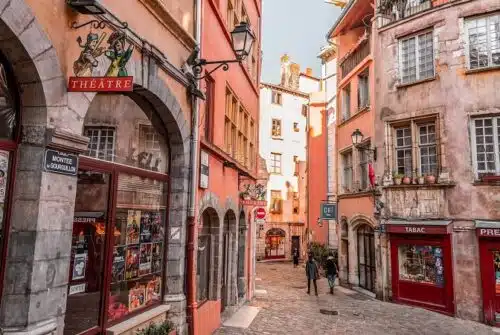 Immersion dans le Vieux Lyon : les bars à ne pas manquer