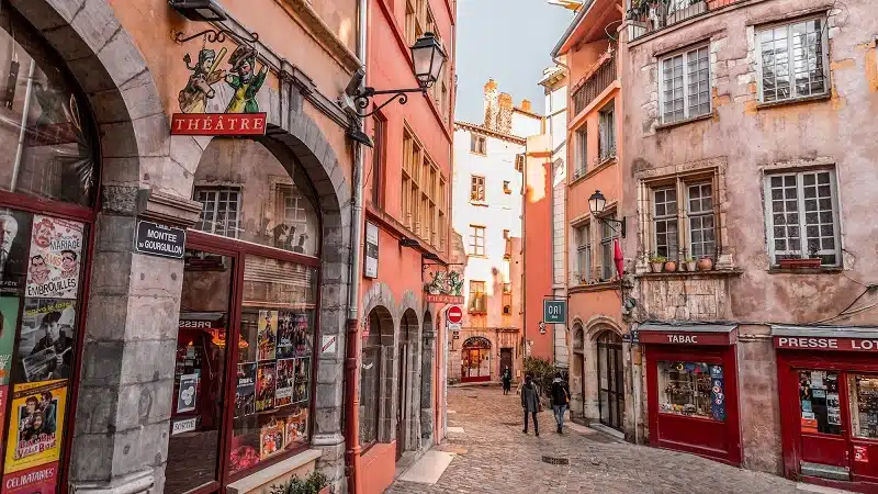 Immersion dans le Vieux Lyon : les bars à ne pas manquer