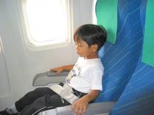 enfant dans l'avion