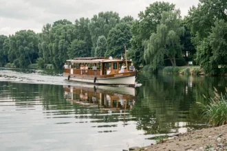 Croisière fluviale Izenah sur le fleuve avec passagers admirant le paysage verdoyant depuis le pont