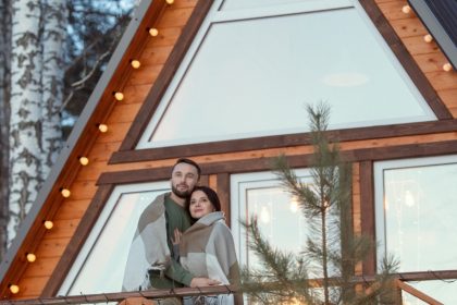 un couple dans une cabane spa