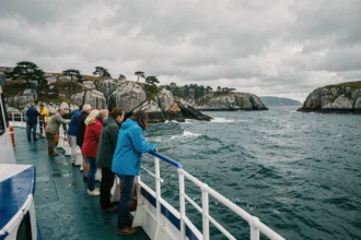 Ferry breton naviguant le long des côtes rocheuses de Bretagne lors d'une mini croisière